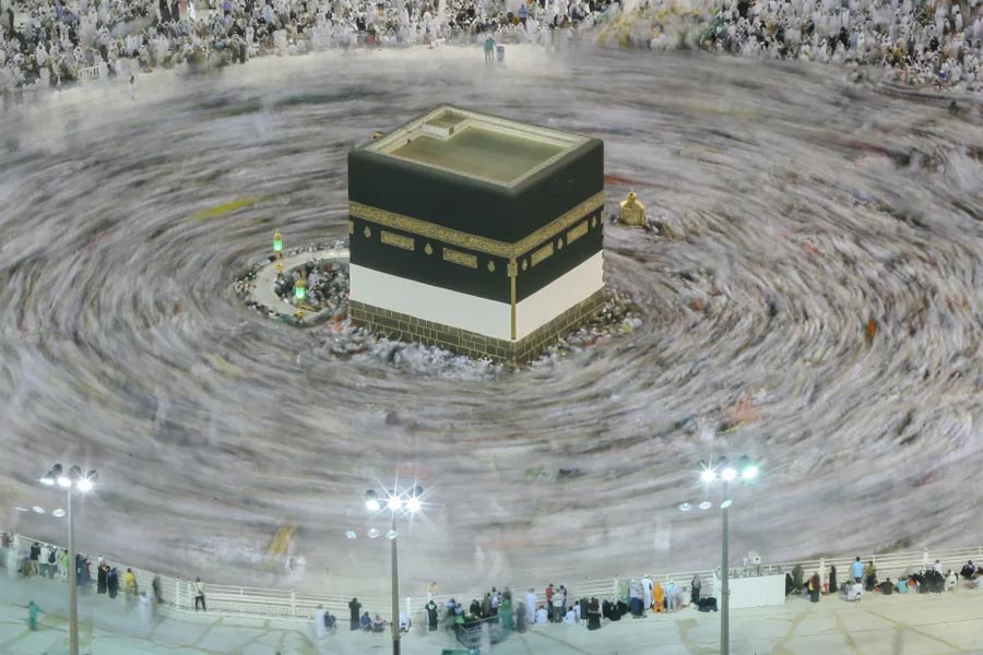 Neun mal umkreisen die Wallfahrer das zentrale Heiligtum der Kaaba. Und nur ganz am Rande sei bemerkt, daß die Maße der Kaaba die Maße des Allerheiligsten im Tempel von Jerusalm zitieren.<br>Bild: Screenshot Youtube Alttext