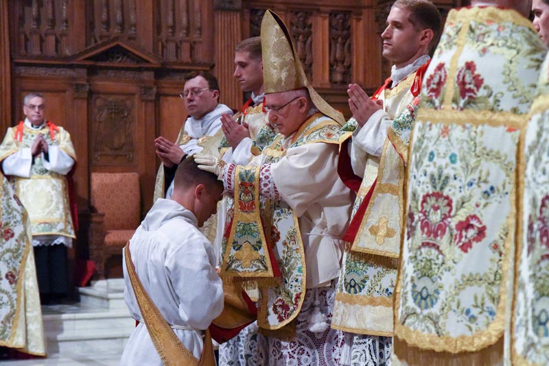 Erzbischof Prendergat bei der Priesterweihe <br>Bild: FSSP Das Photo zeigt den Moment, in dem Erzbischof Prendergast in der Kathedrale von Omaha einem der Kandidaten die Hände auflegt