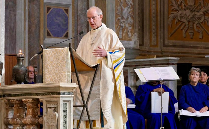 Der anglikanische Erzbischof Welby bei der Predigt in San Bartolomeo am 25. Januar - ohne die Mitra, die er beim Einzug getragen hatte. <br>Bild: Michael Haynes, LifeSiteNews Justin Welby im Messgewand am Ambo bei der Predigt
