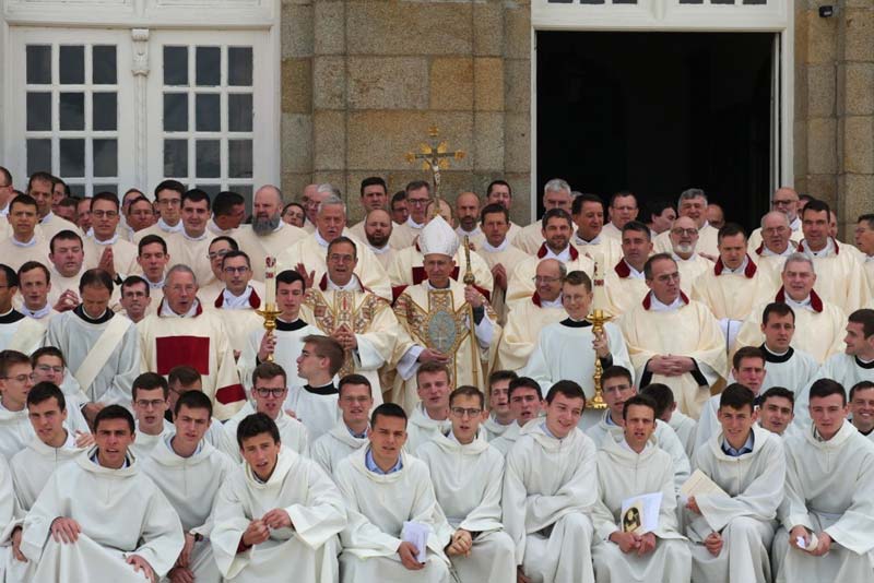 Soviele Seminaristen und Neupriester? Da muß man einschreiten!<br>Bild: Communauté St. Martin Seminaristen und Nuegeweihte im Kreise des Weihenden Bischofs