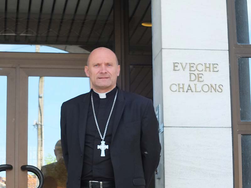 Porträtaufnahme des Bischofs am Portal seines Amtssitzes in Chalons