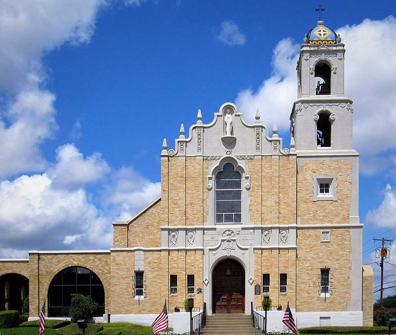 Außenansicht der in einem nachempfunden spanischen Kolonialstil erbauten Kathedrale
