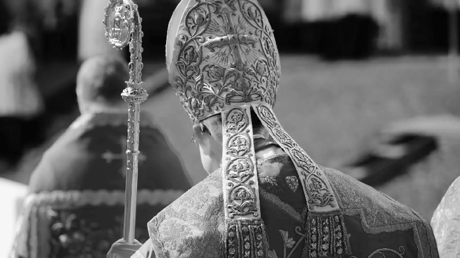 Ausschnitt aus einer Schwarz-Weiß-Aufnahme, die den Bischof von Hinten beim Abgang von einer liturgischen Feier zeigt