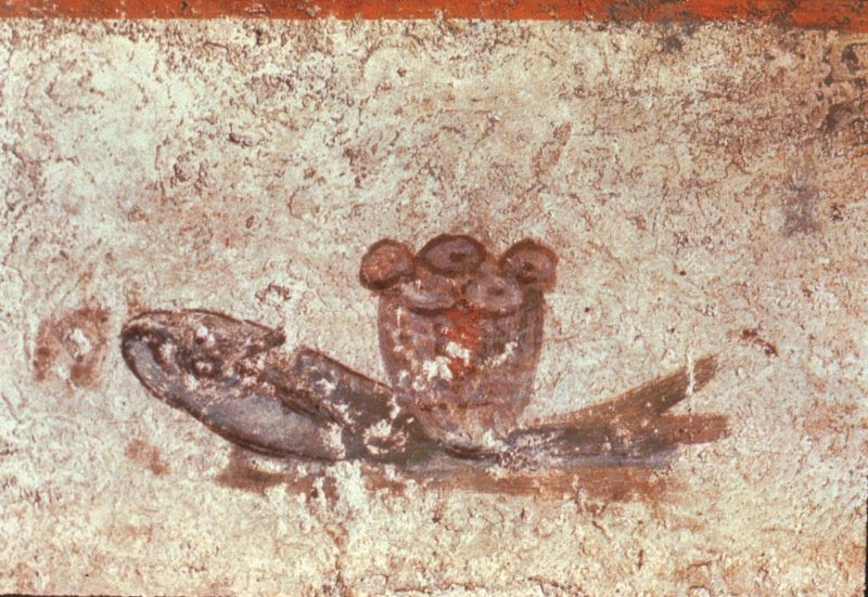 I-CH-TH-Y-S — Iesos Christos Theou ‘Yios Soter — Jesus-Christus-Gottes-Sohn-Erlöser<br>Seit alters her wird die in diesem Satz ausgedrückte und mit dem griechischen Wort für Fisch versinnbildlichte Glaubenswahrheit im Bild eben des Fisches wiedergegeben. <br>Bild: Gemeinfrei, Wikimedia Der Fisch mit den Broten als Wandbild in der Callixtus-Katakombe