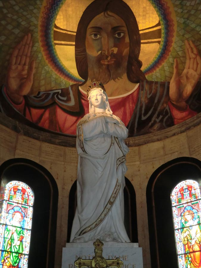 Gekrönte Maria im Sanktuarium von La Salette<br>Bild: Ökumenisches Heiligenlexikon, gemeinfrei Die Statue der Erscheinung von La Salette in der Wallfahrtskirche des Ortes ist so photographiert, daß daß Maria unmittelbar vor der Christus-Pantorkrator-Darstellung in der Kuppel erscheint.