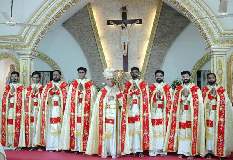 Bischof Bosco Putho und die von ihm soeben neugeweihten Priester. Die Gewänder sind trotz ihrer ähnlichkeit keine Rauchmäntel (Pluviale), sondern die in Indien entwickelte Form des Meßgewandes (Casel).<br>Bild: National Catholic Register Bischof Bosco Putho und die von ihm soeben neugeweihten Priester