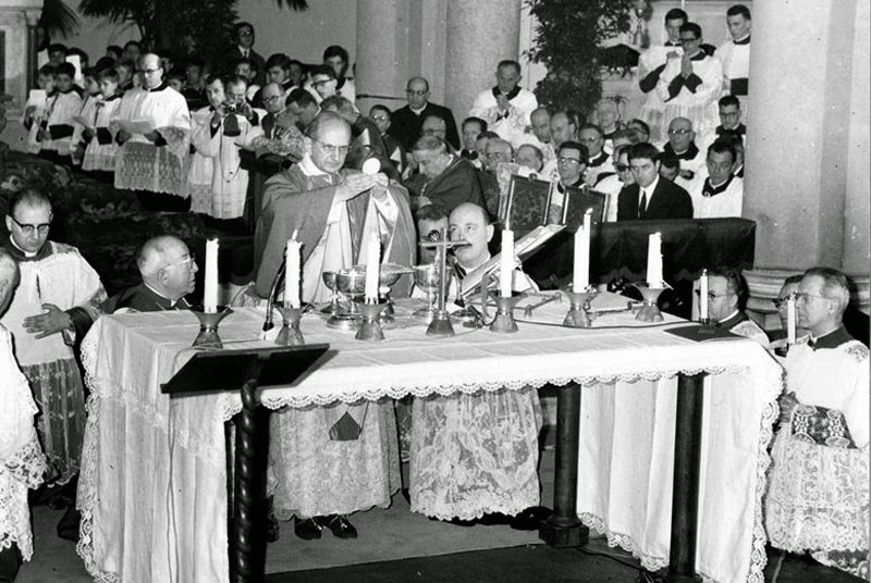 Papst Paul VI. feiert 1965 die Messe 'ad populum'.