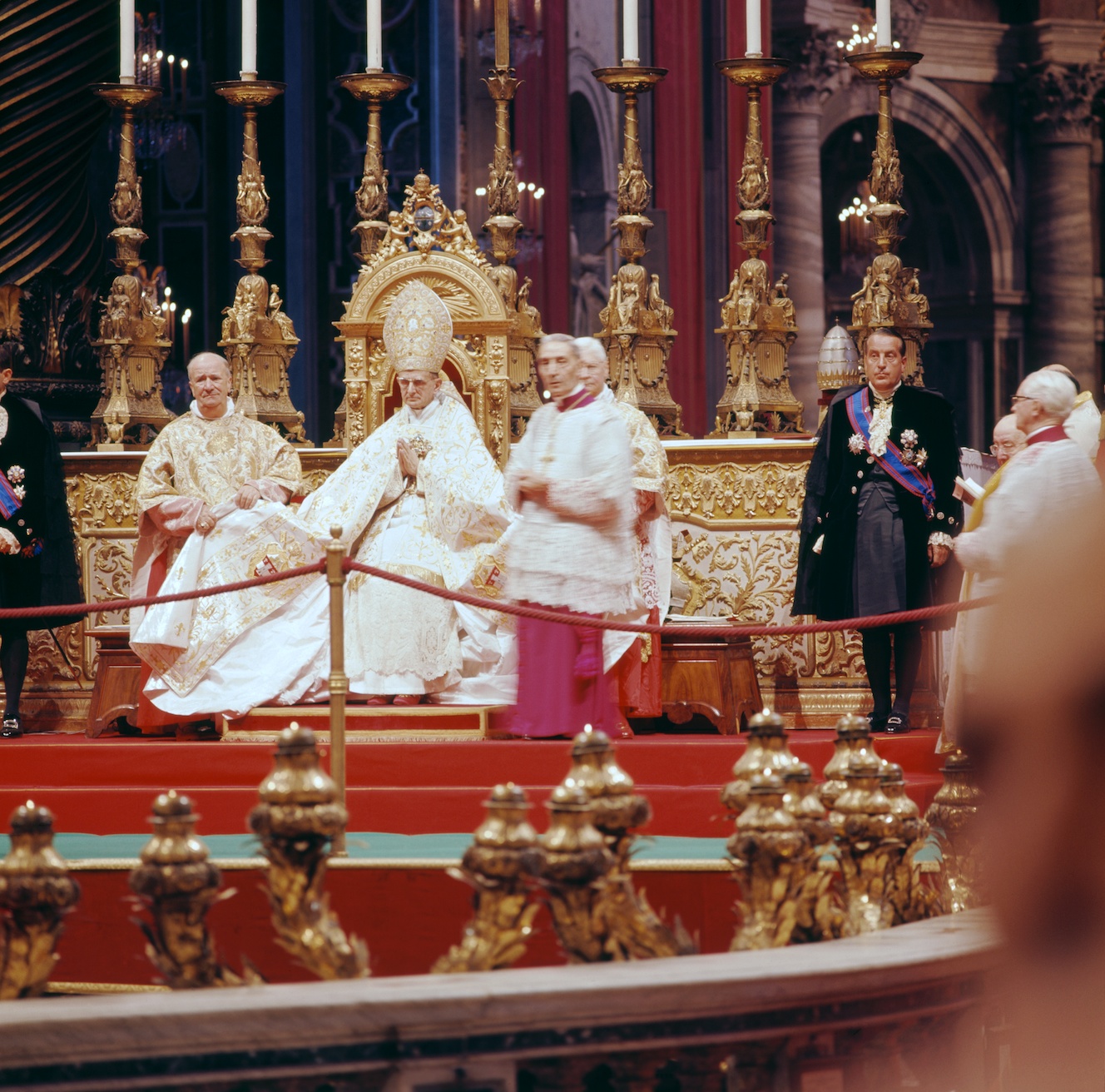 Papst Paul VI. beim feierlichen Abschluß des Konzils noch im traditionellen Gepränge des päpstlichen Ornats und umgeben vom auf dem Bild nur im kleinen Teil sichtbaren vatikanischen Hofstaat<br>Bild: Lothar Wolleh, CC BY-SA 3.0, Wikimedia Commons Paul VI. im kllassischen Papstornat auf dem Thron in der Peterskirche