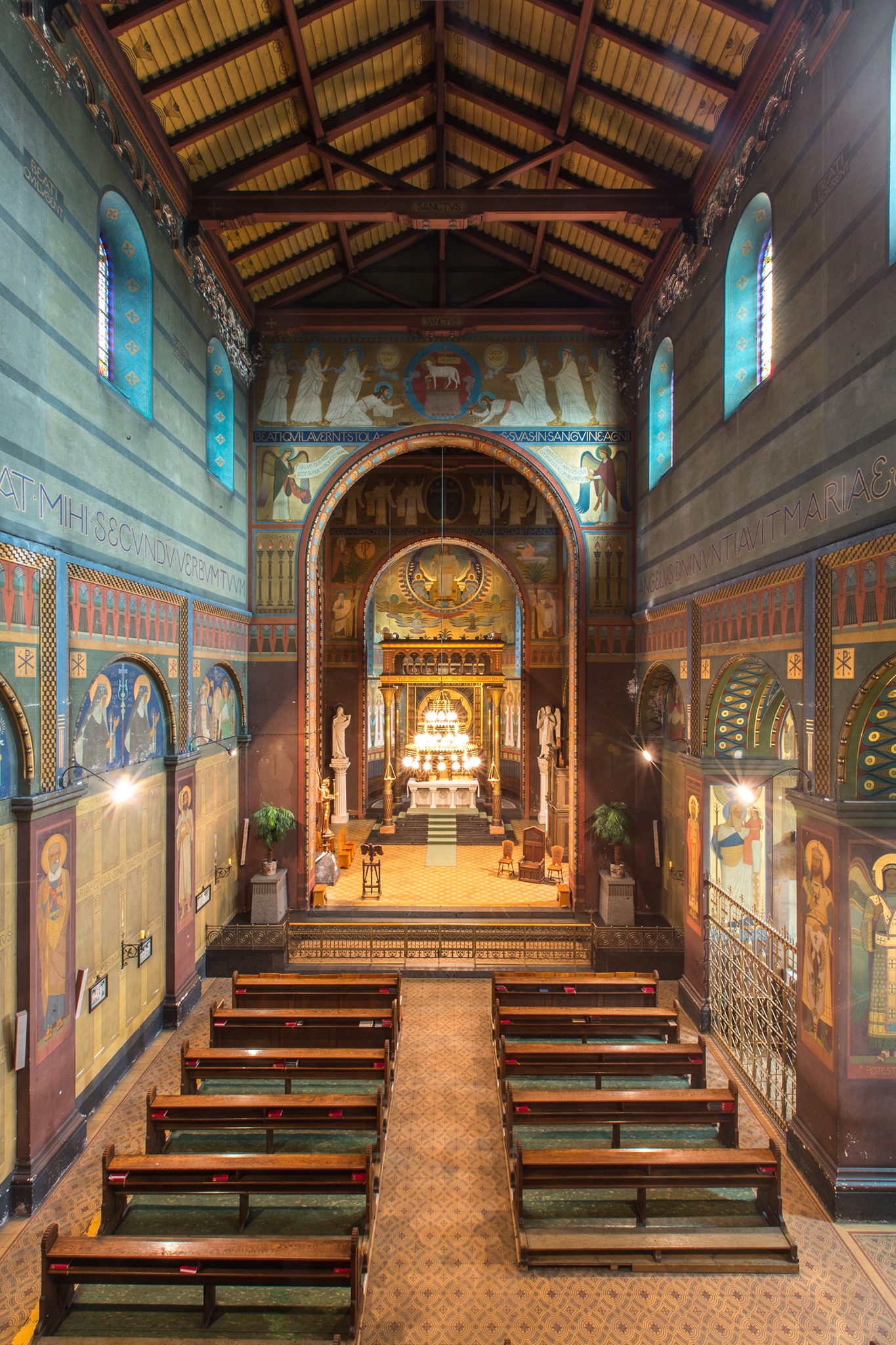 Die Kapelle der Verkündigung im ehemaligen Benediktinerkloster von Prag. Gestaltung von Desiderio Lenz OSB, dem Präzeptor des Beuroner Stils. https://www.liturgicalartsjournal.com Blick auf den Altar während der Messe