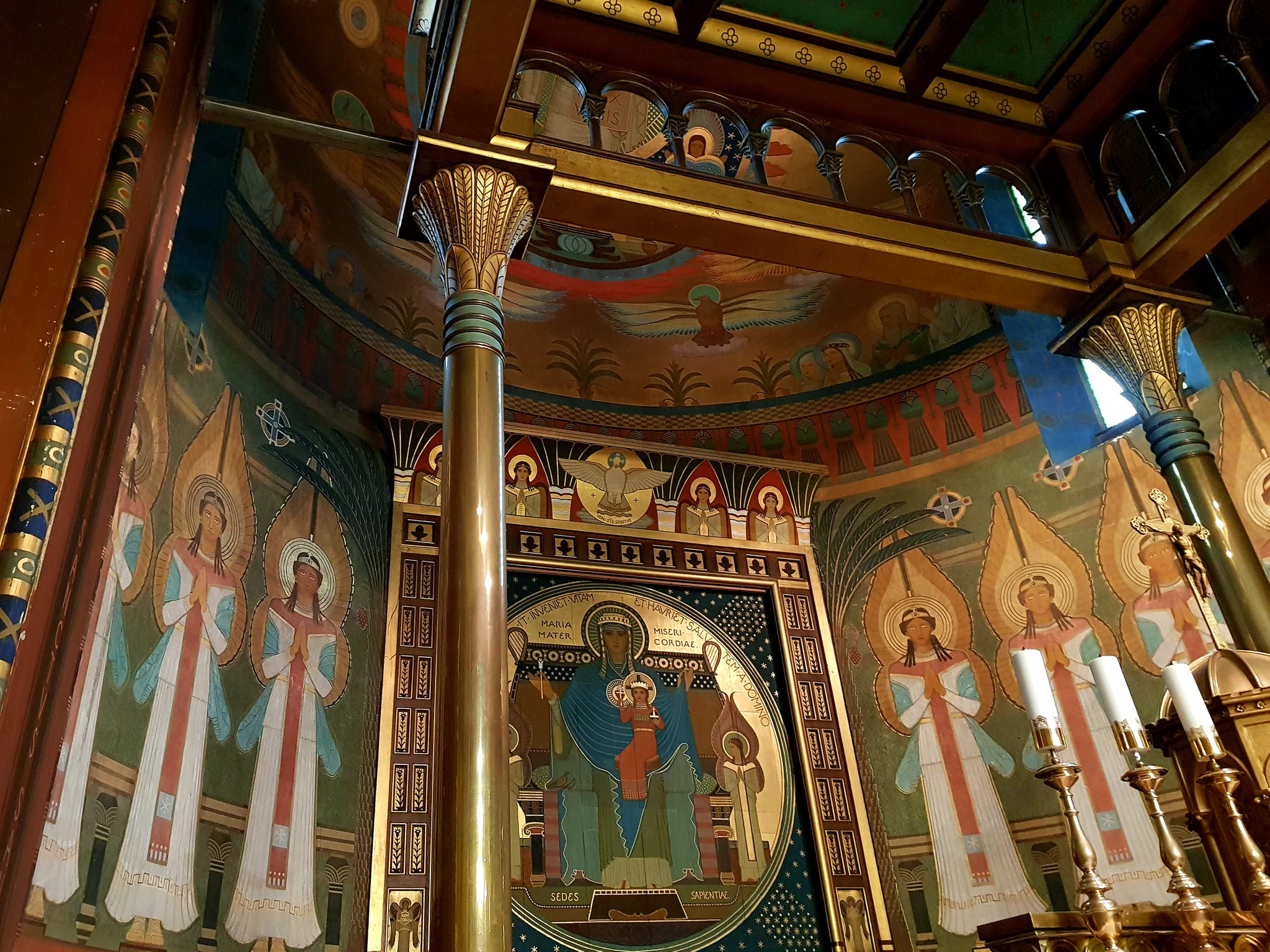Die Kapelle der Verkündigung im ehemaligen Benediktinerkloster von Prag - der Raum über dem Altar Blick auf den Altar während der Messe