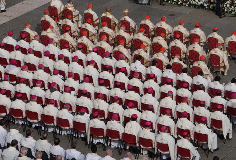 Blick in die Synodenaula - die Reihen fest geschlossen auf dem Marschin eine lichte Zukunft. Oder so.<br>Bild: Michael Hynes auf X Blick auf einen Block von Bischöfen und Kardinälen in der Synodenaula