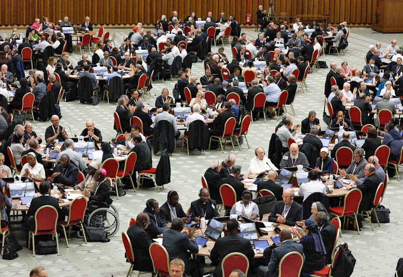 Die „runden Tische“ der Herbsstagung 2023 der Synodensynode
<br>Bild: CNS-News-Service Blick in den Synodensaal mit den voll besetzten 'runden Tischen'