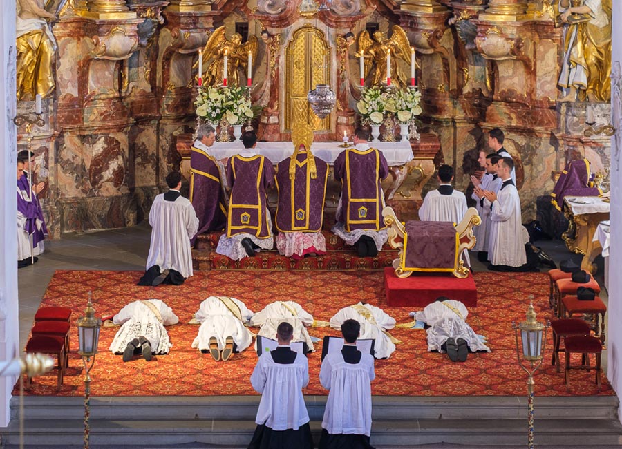 Bild: Website des Seminars Wigratzbad Bischof und Altardienst haben sich „ad Dominum“ vor dem Altar niedergekniet, die Weihekandidaten liegen ausgestreckt auf dem Boden.