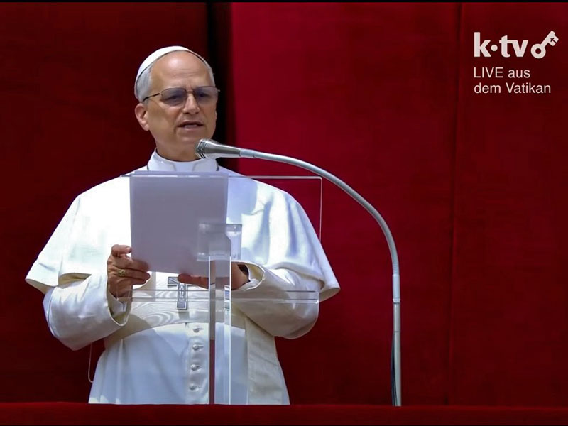 Papst Leo XIV in der weißen Soutane auf der Loggia von St. Peter beim Vortrag des Regina Caeli<br>Bild: Screenshoz Youtube Papst Leo XIV in der weißen Soutane auf der Loggia von St. Peter beim Vortrag des Regina Caeli