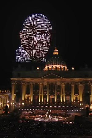 Projektion des Franziskus-Porträts über dem Petersdom
