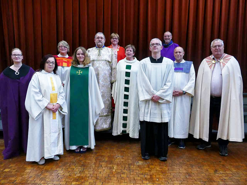 Die Abbildung von der Website des Bistums Würzburg faßt die gezeigten Paramente, die zum Teil echten Meßgewändern täuschend ähnlich sehen, auf einem Bild zusammen