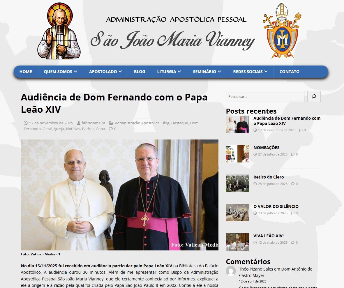 Das Bild zeigt einen Screenshot der Website der Administratur mit dem Bericht über die Audienz, der mit einem gemeinsamen Photo von Papst Leo mit dem Bischof illustriert ist