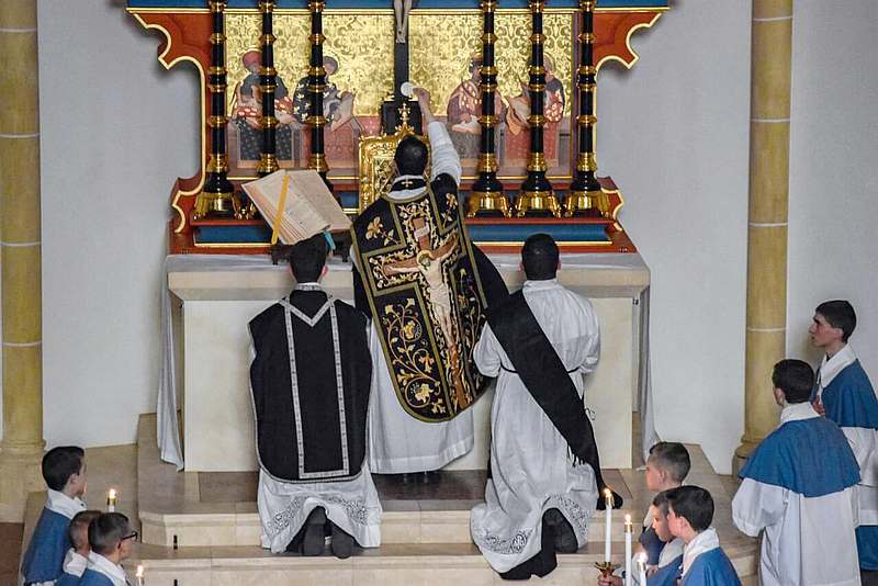 Das Photo von der Elevation bei der Missa Praesanctificatorum des Karfreitags zeigt den Diakon in der traditionellen Stola plicata, die als Schrumpfform einer Casel als breite Schärpe über der rechten Schulter getragen wird.