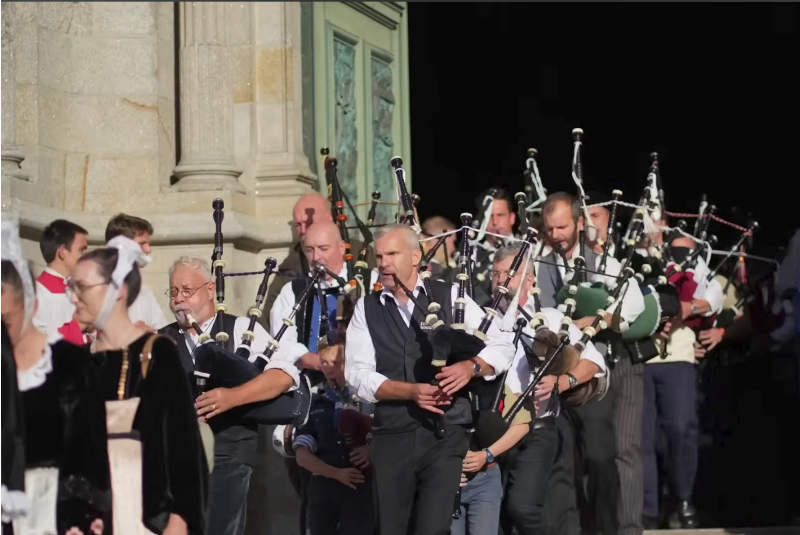 Die Aufnahme zeigt eine Gruppe von Dudelsackbläsern beim Verlassen der Basilika
