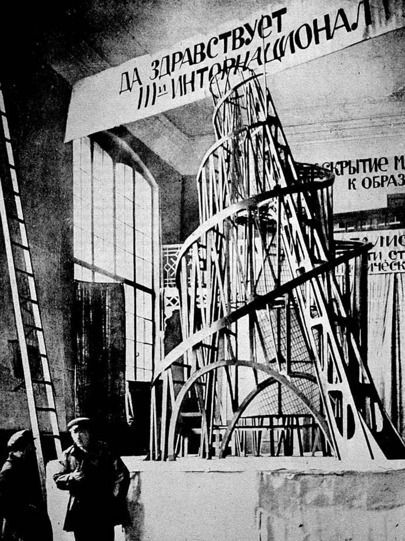 Holzmodell des als Denkmal für die große Oktoberrevolution geplanten Tatlin-Turms in einer Ausstellung 